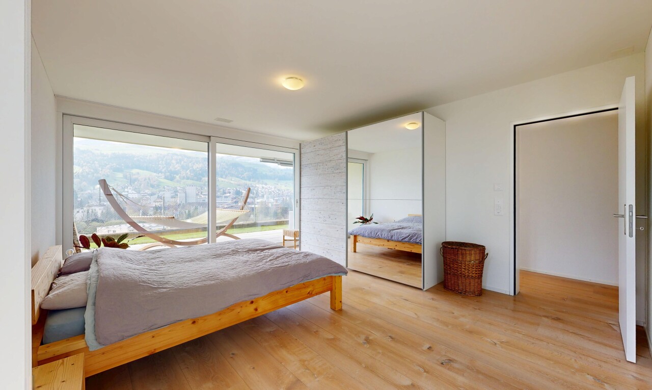 chambre avec inside property, wood finish floor, sol en finition bois, natural light, et lumière naturelle
