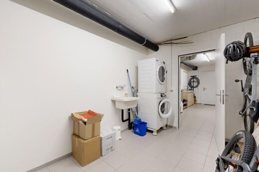 wäschekammer mit waschturm, drywall, gipskartonwand, light floor, und inside property