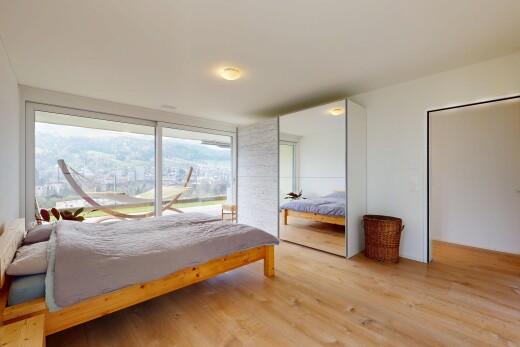 zimmer / schlafzimmer mit inside property, wood finish floor, holzfußboden, natural light, und natürliches licht