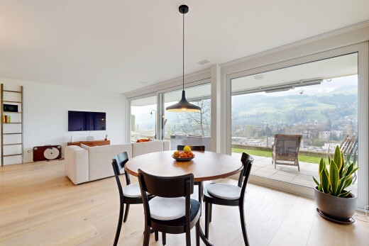 wohn- / esszimmer mit wood finish floor, holzfußboden, inside property, natural light, und natürliches licht