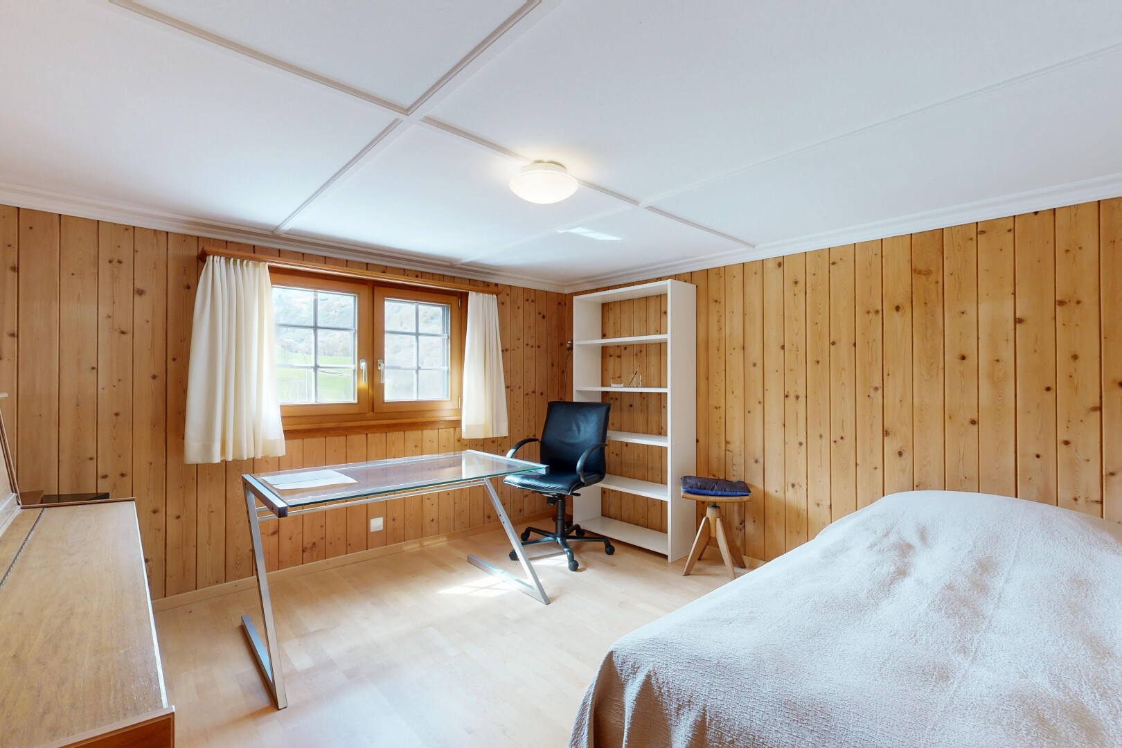 zimmer / schlafzimmer mit bürobereich, wood wall, holzwand, inside property, und natural light