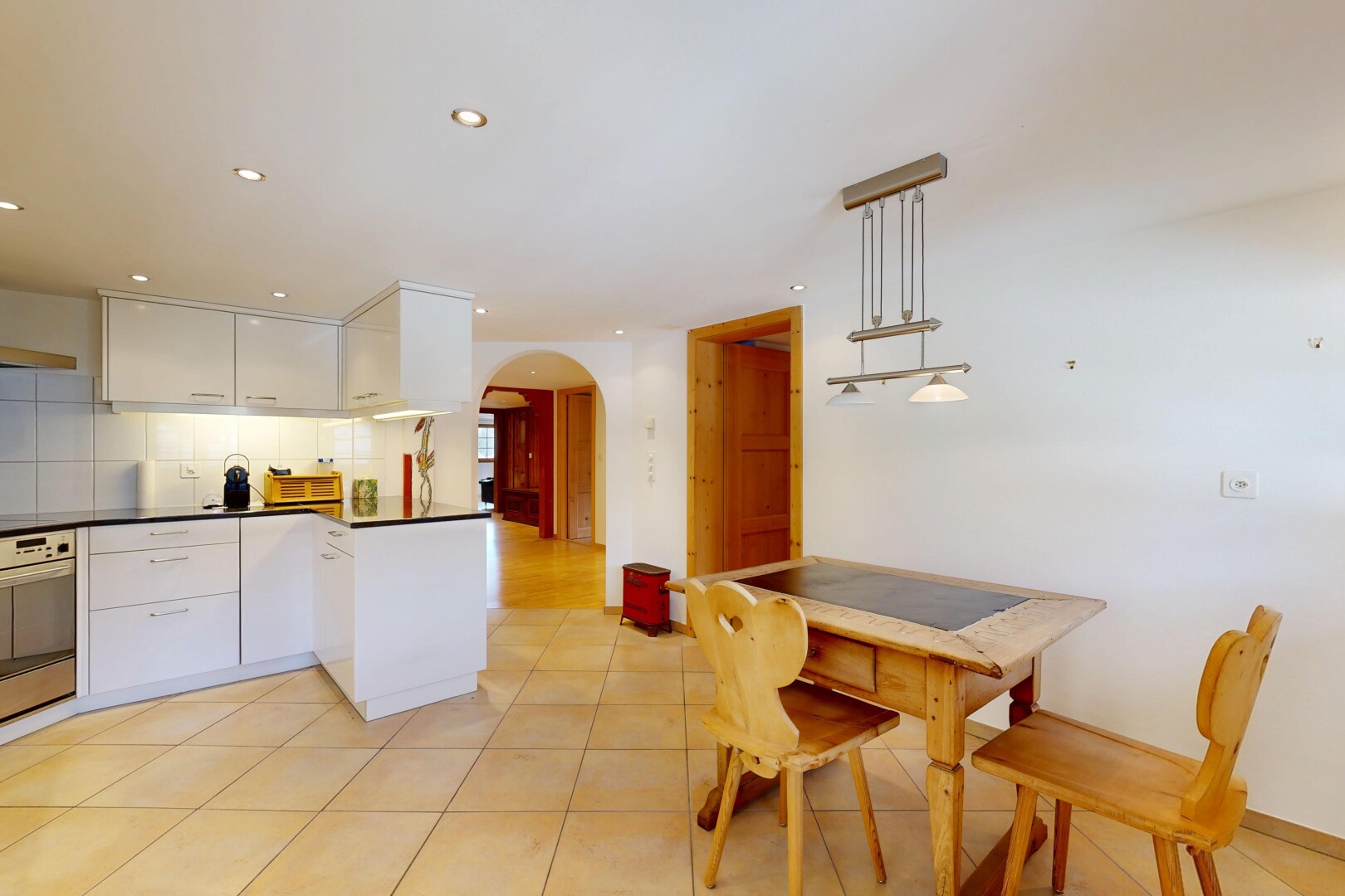 küche mit gewölbte gehwege, pendant lighting, pendelleuchte, white cabinets, und weiße schränke
