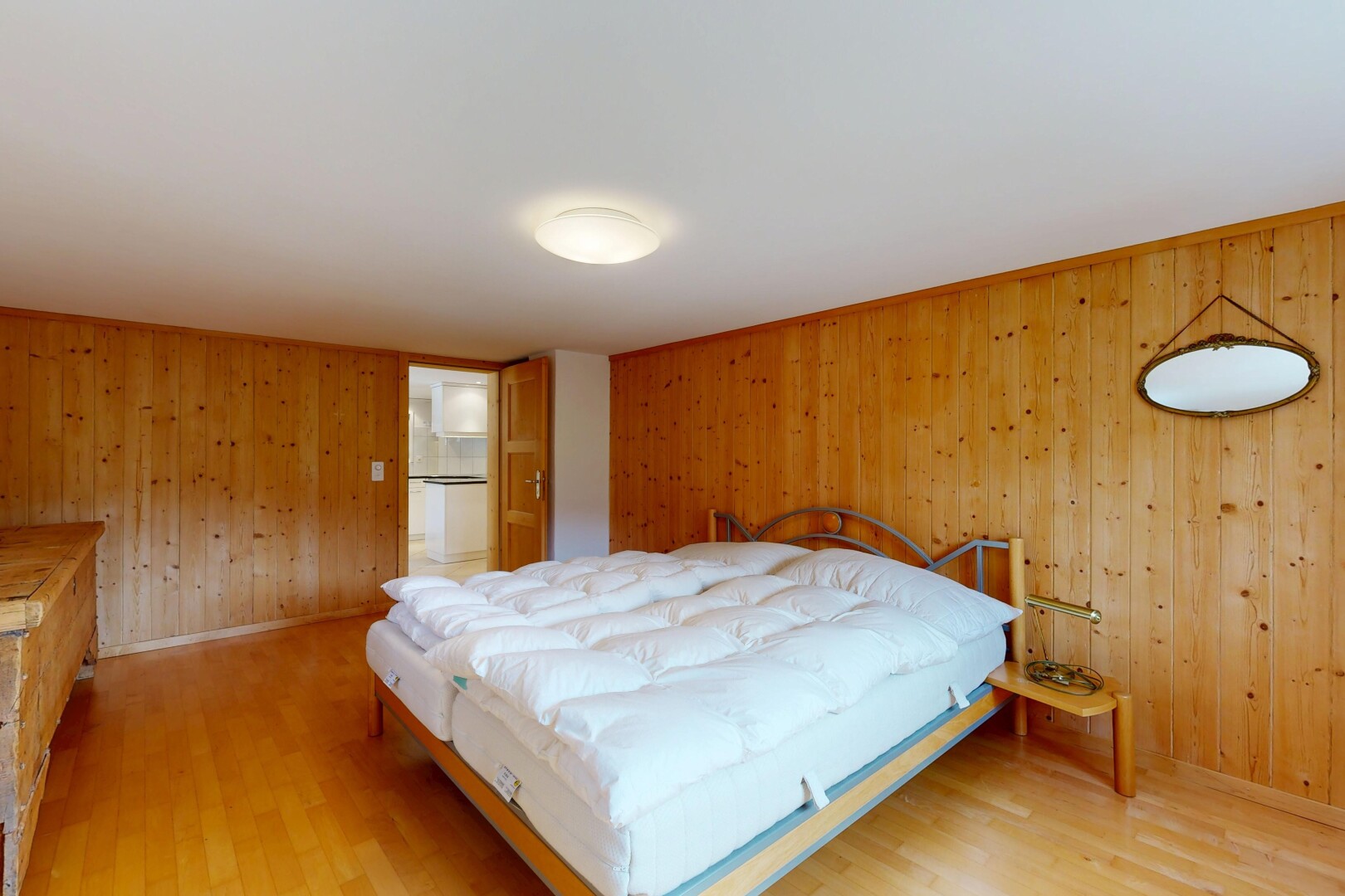 zimmer / schlafzimmer mit holzwand, wood wall, inside property, holzfußboden, und wood finish floor