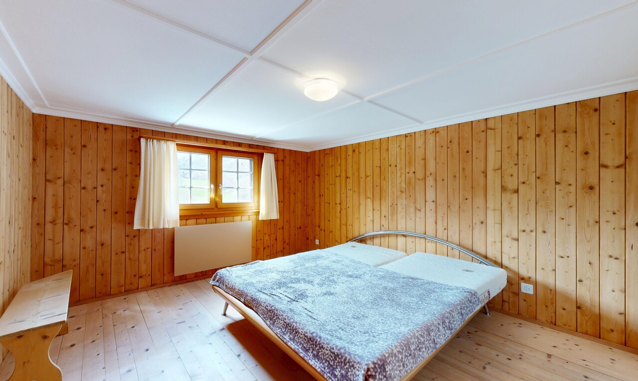 zimmer / schlafzimmer mit holzfußboden, wood finish floor, hardwood floor, holzwand, und wood wall