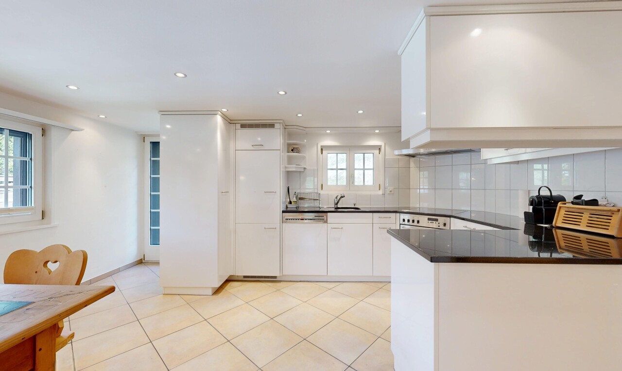 küche mit dark countertops, dunstabzugshaube, küchenrückwand beim herd, küchenrückwand beim Herd, und light floor