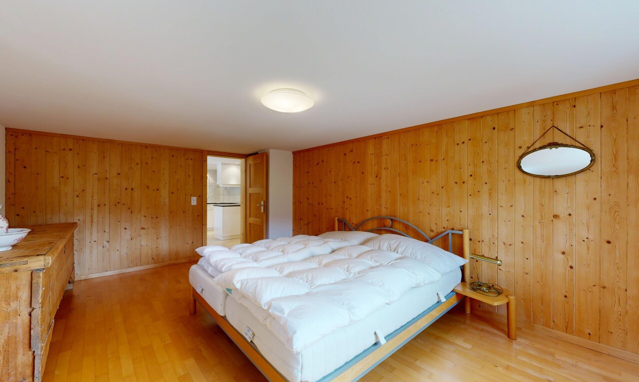 zimmer / schlafzimmer mit holzwand, wood wall, inside property, holzfußboden, und wood finish floor