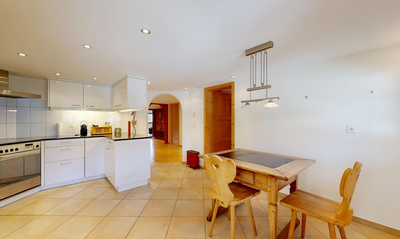 küche mit gewölbte gehwege, pendant lighting, pendelleuchte, white cabinets, und weiße schränke