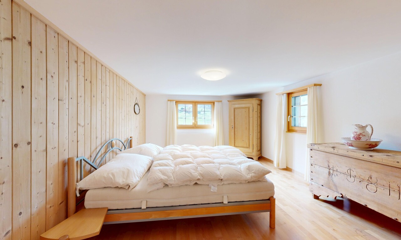 zimmer / schlafzimmer mit holzfußboden, wood finish floor, inside property, natürliches licht, und natural light