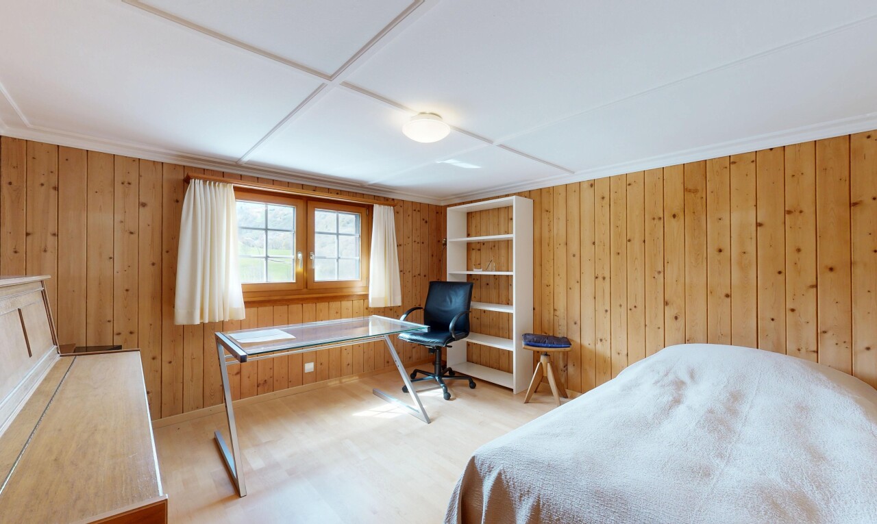 zimmer / schlafzimmer mit bürobereich, wood wall, holzwand, inside property, und natural light