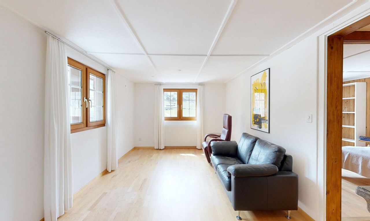 wohnzimmer mit inside property, gipskartonwand, drywall, holzfußboden, und wood finish floor