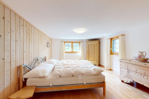zimmer / schlafzimmer mit holzfußboden, wood finish floor, inside property, natürliches licht, und natural light