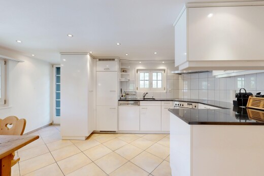 küche mit dark countertops, dunstabzugshaube, küchenrückwand beim herd, küchenrückwand beim Herd, und light floor