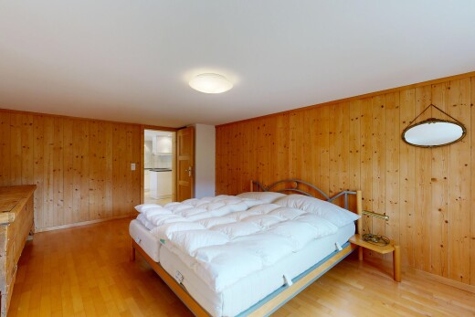 zimmer / schlafzimmer mit holzwand, wood wall, inside property, holzfußboden, und wood finish floor