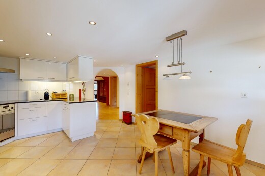küche mit gewölbte gehwege, pendant lighting, pendelleuchte, white cabinets, und weiße schränke