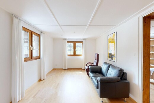 wohnzimmer mit inside property, gipskartonwand, drywall, holzfußboden, und wood finish floor