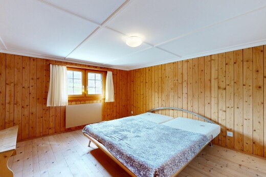 zimmer / schlafzimmer mit holzfußboden, wood finish floor, hardwood floor, holzwand, und wood wall