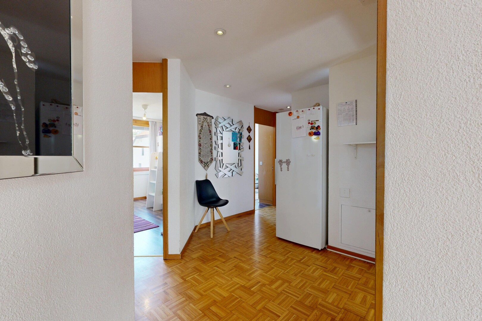 halle / korridor mit textured wall, strukturierte wand, einbauleuchten, parquet floor, und inside community