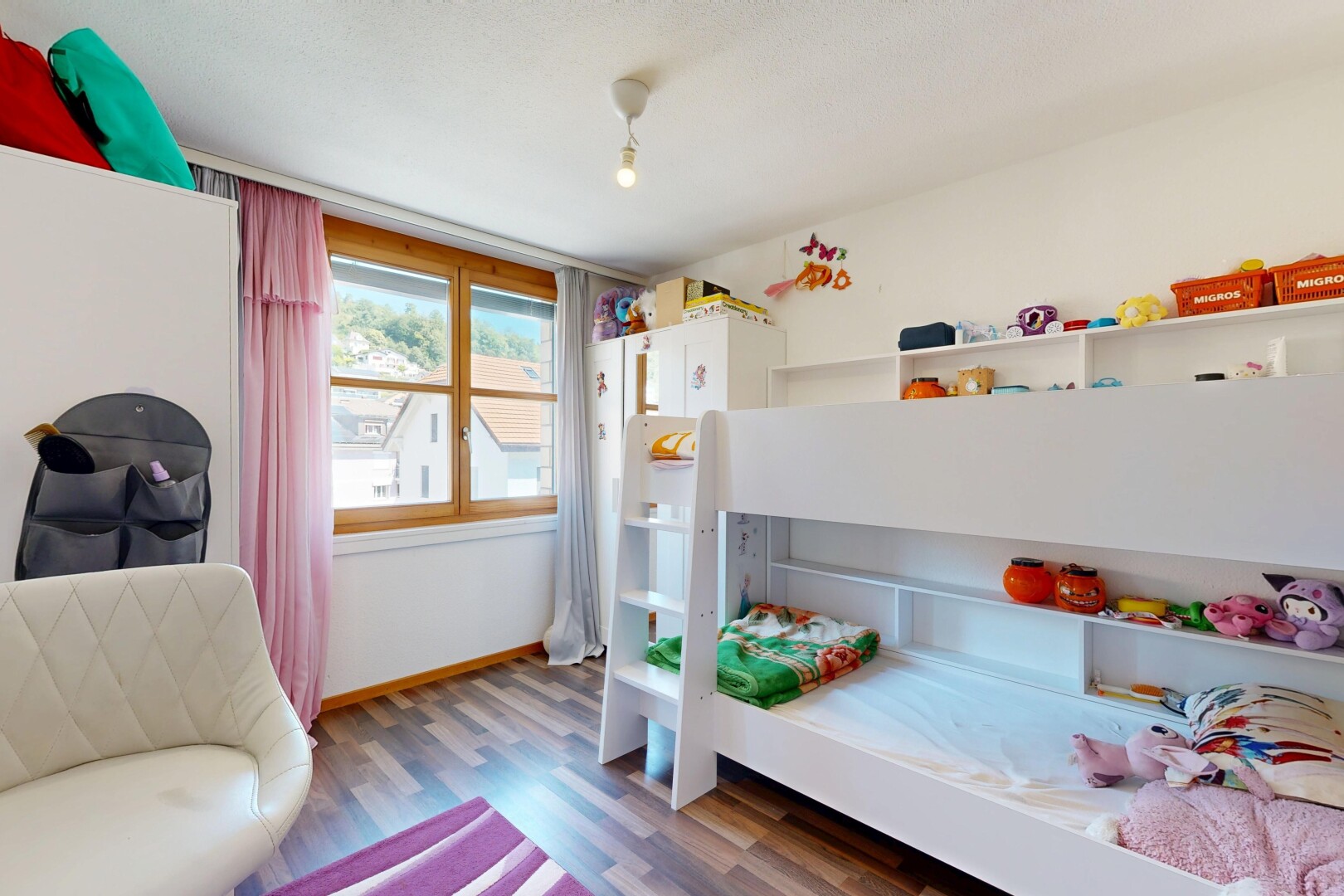 zimmer / schlafzimmer mit drywall, gipskartonwand, wood finish floor, holzfußboden, und inside property