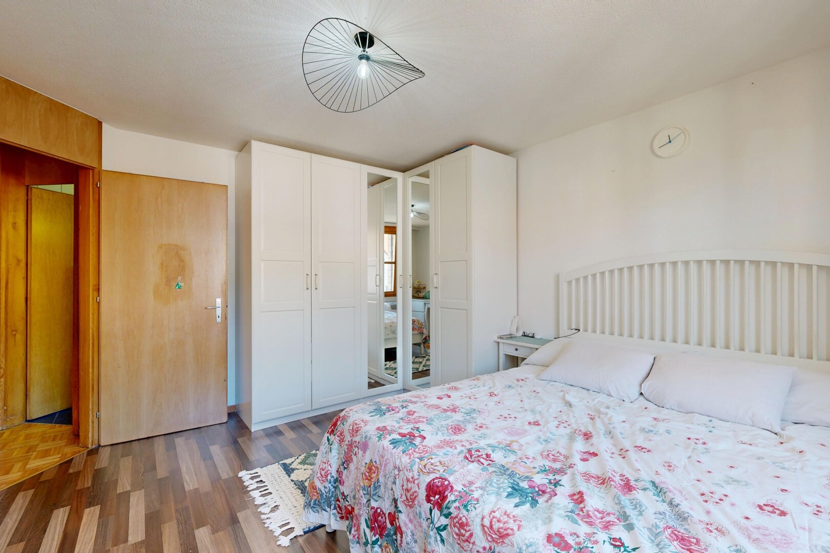 zimmer / schlafzimmer mit drywall, gipskartonwand, inside property, wood finish floor, und holzfußboden