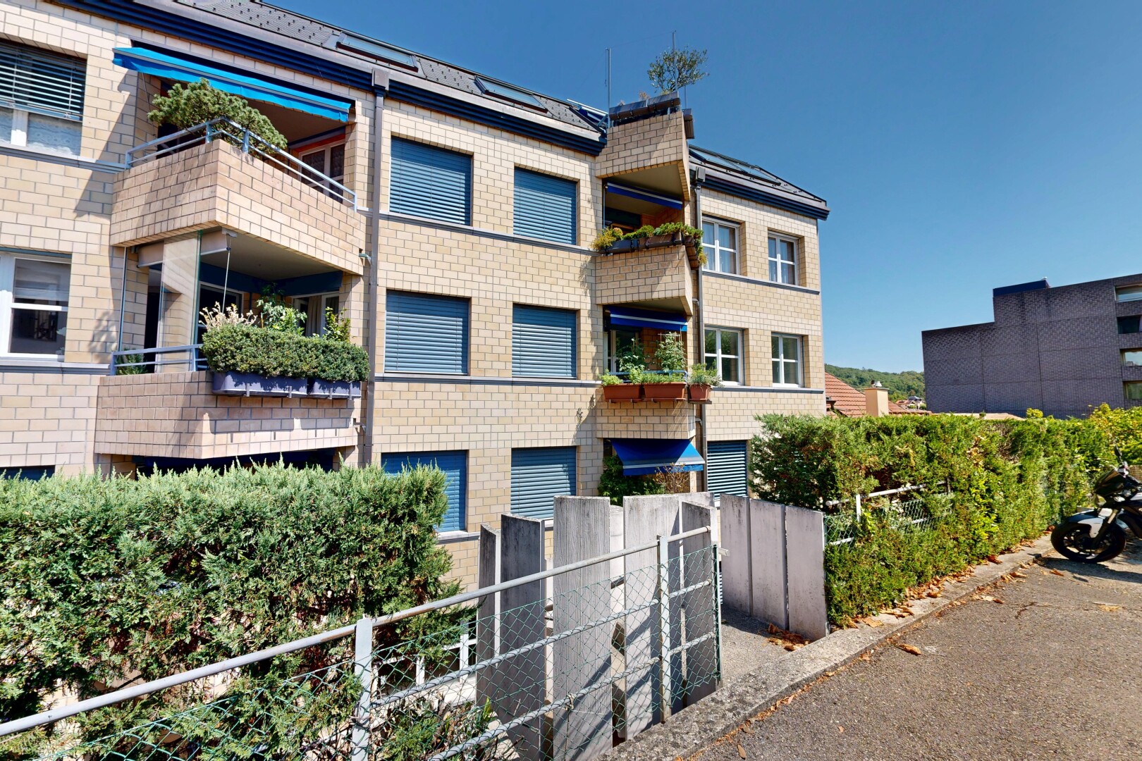 außenansicht mit zaun, day time, apartment complex view, blick auf wohnanlage, und from community