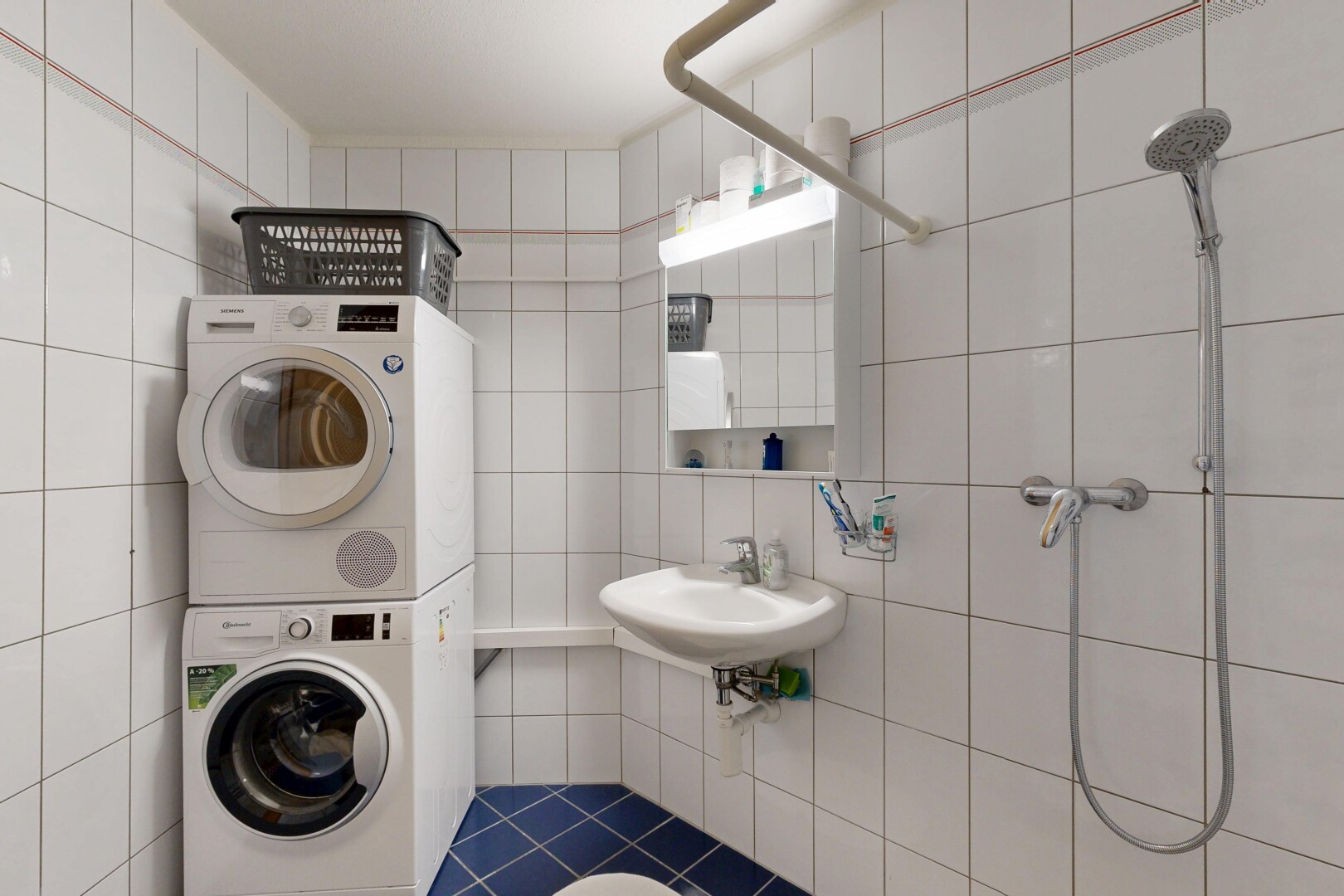 wäschekammer mit tile wall, fliesenwand, waschturm, waschbecken, und wäscherei