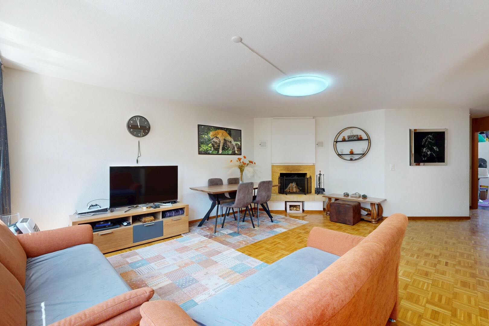 wohn- / esszimmer mit kamin, drywall, gipskartonwand, parquet floor, und fernseher