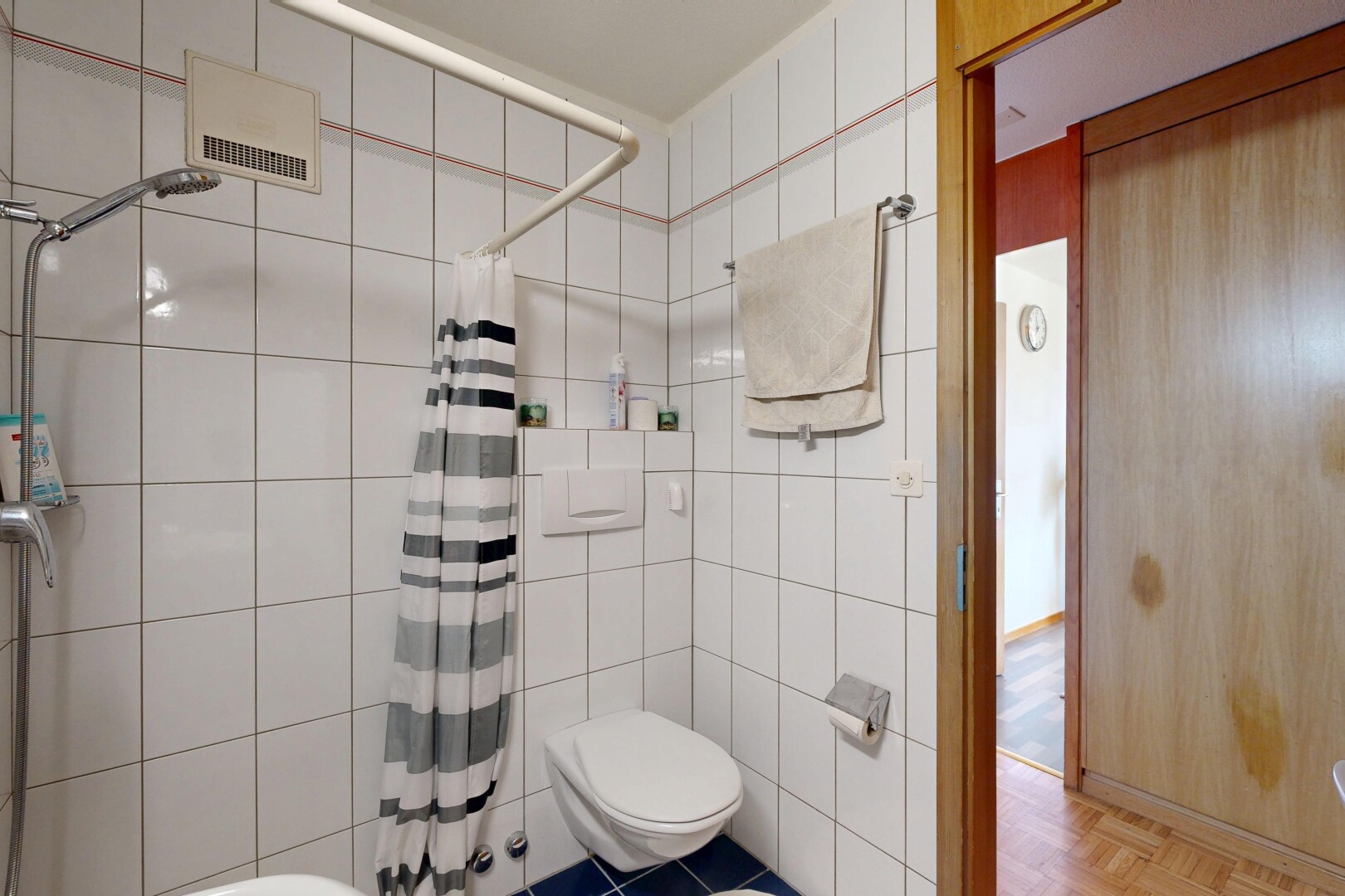bad mit dusche, komplettes badezimmer, tile wall, fliesenwand, und inside property