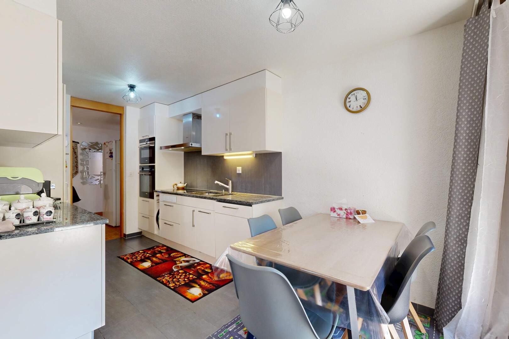 küche mit galley kitchen, durchgangsküche, dunstabzugshaube, white cabinets, und weiße schränke
