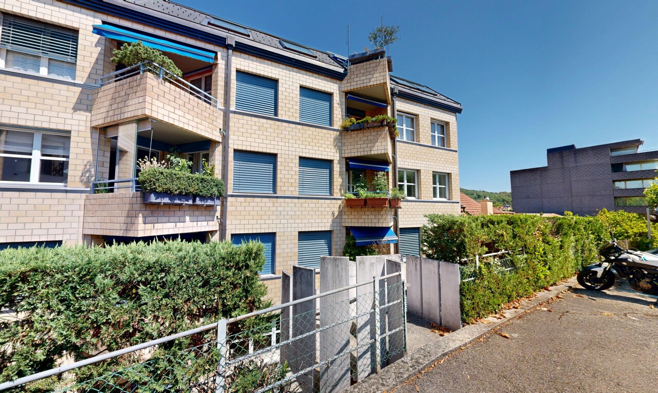außenansicht mit zaun, day time, apartment complex view, blick auf wohnanlage, und from community