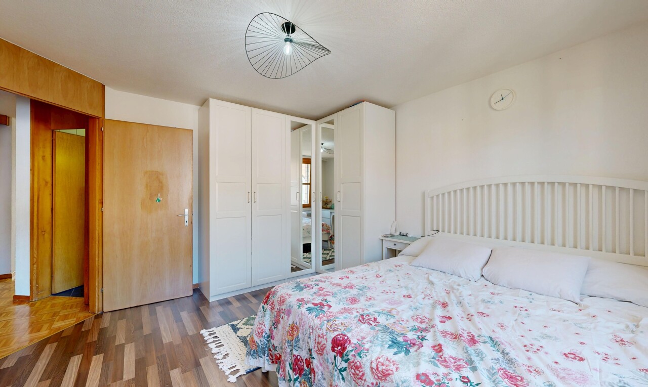 zimmer / schlafzimmer mit drywall, gipskartonwand, inside property, wood finish floor, und holzfußboden
