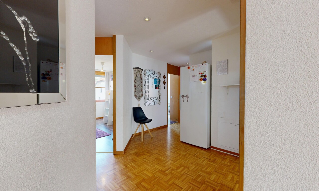 halle / korridor mit textured wall, strukturierte wand, einbauleuchten, parquet floor, und inside community