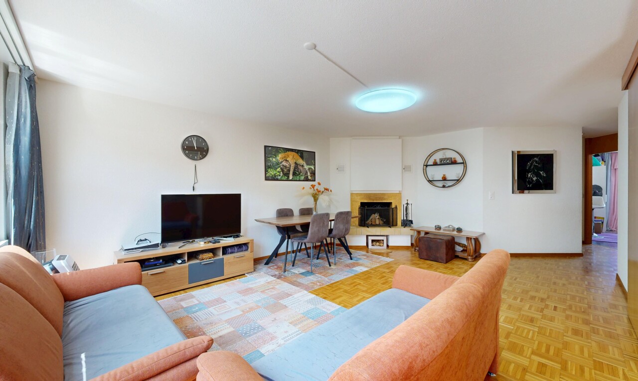 wohn- / esszimmer mit kamin, drywall, gipskartonwand, parquet floor, und fernseher