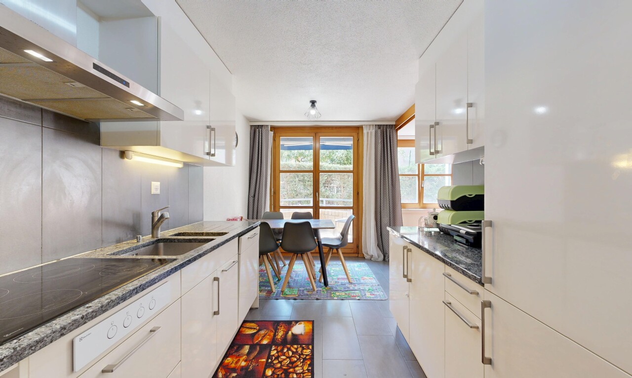küche mit dunstabzugshaube, stone countertops, stein arbeitsplatten, white cabinets, und weiße schränke
