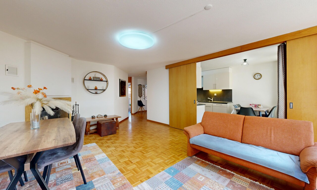 wohn- / esszimmer mit drywall, gipskartonwand, parquet floor, wood finish floor, und holzfußboden