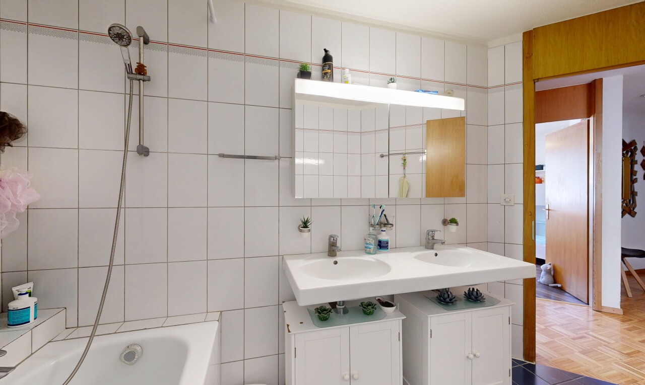 bad mit komplettes badezimmer, tile wall, fliesenwand, spiegel, und doppelwaschtisch