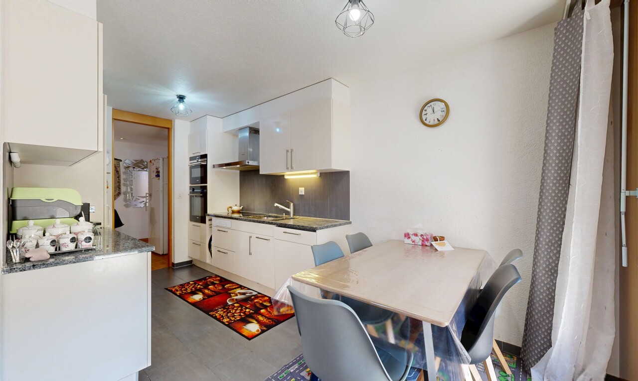 küche mit galley kitchen, durchgangsküche, dunstabzugshaube, white cabinets, und weiße schränke