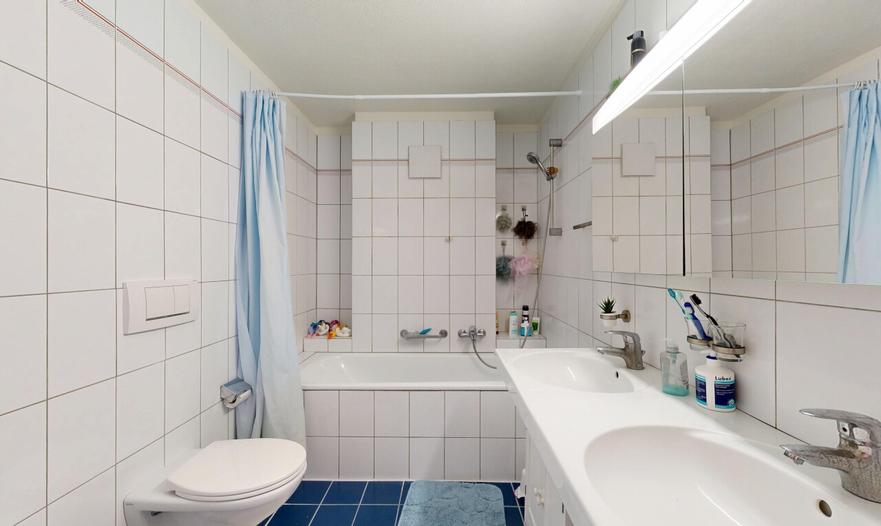 bad mit tile wall, fliesenwand, kombiniertes bad / dusche, komplettes badezimmer, und tile floor