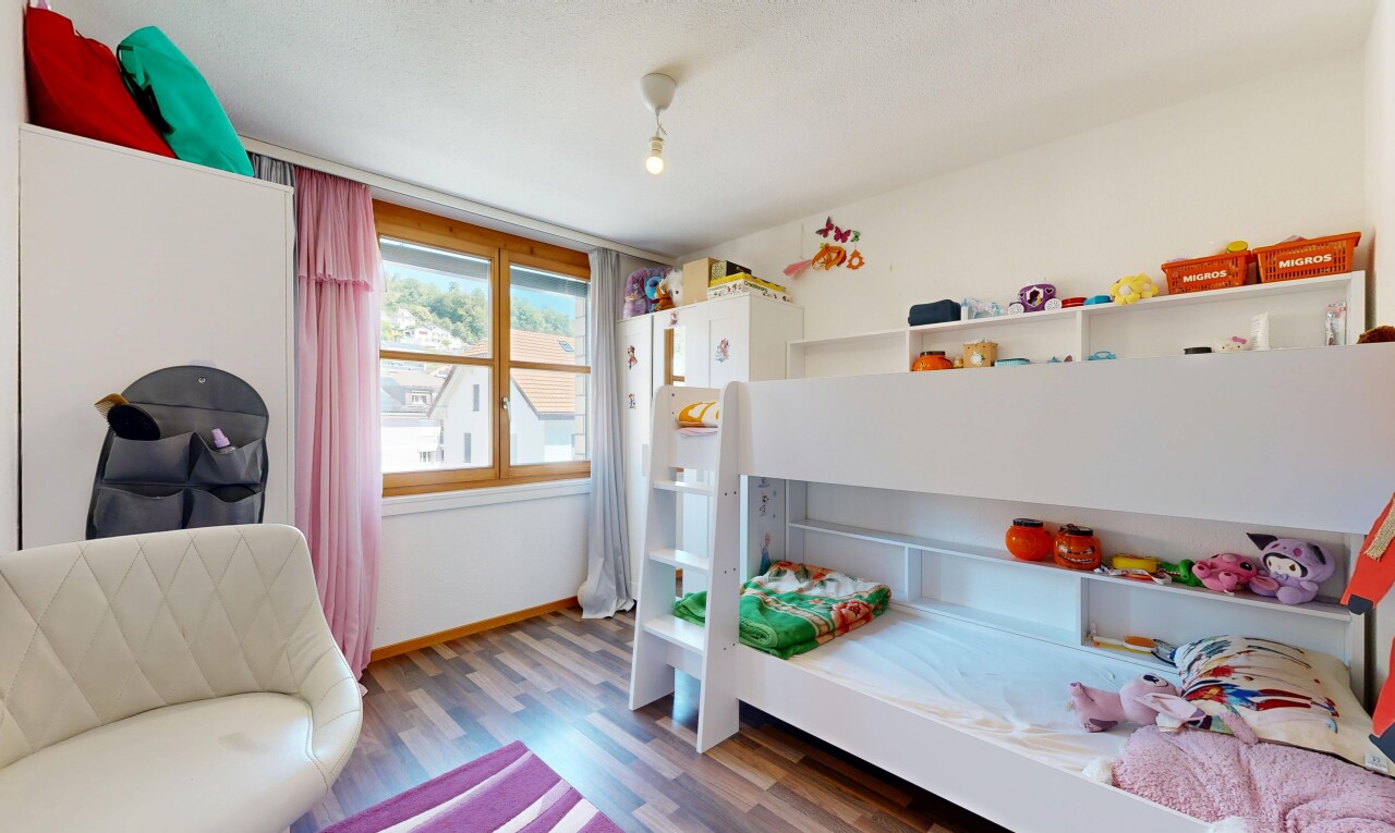 zimmer / schlafzimmer mit drywall, gipskartonwand, wood finish floor, holzfußboden, und inside property
