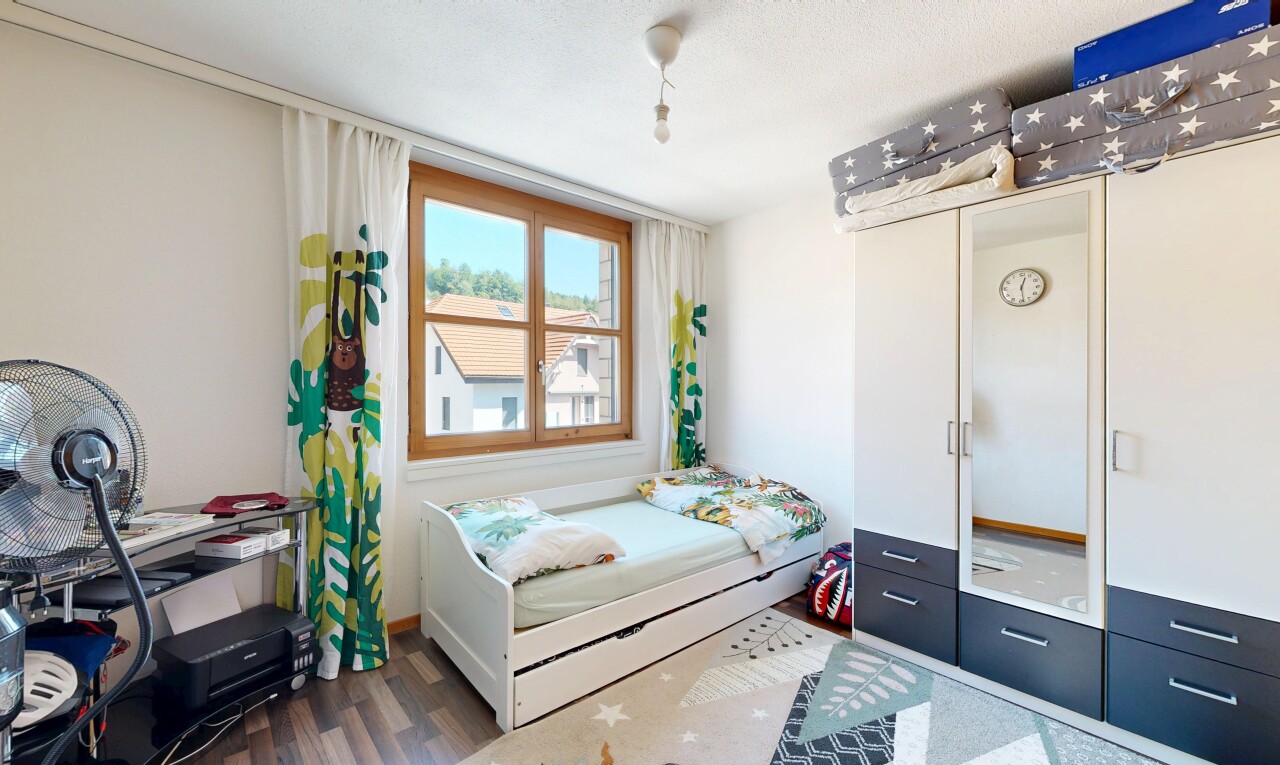 zimmer / schlafzimmer mit drywall, gipskartonwand, inside property, wood finish floor, und holzfußboden