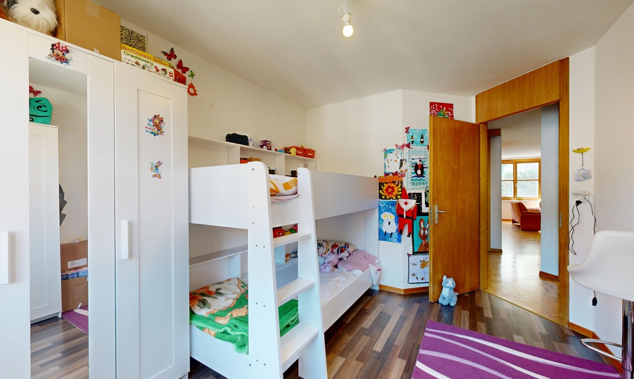 zimmer / schlafzimmer mit drywall, gipskartonwand, wood finish floor, holzfußboden, und inside property