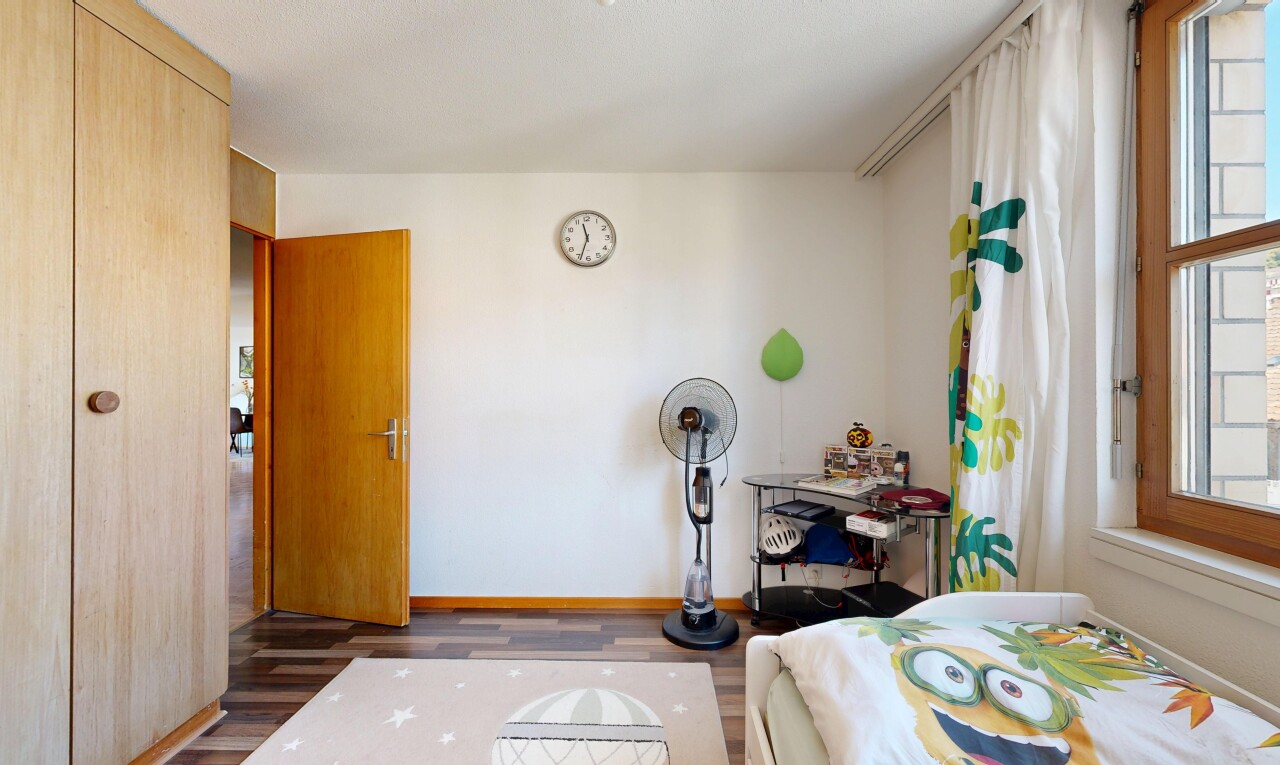 zimmer / schlafzimmer mit drywall, gipskartonwand, inside property, baseboards wall, und sockelleisten