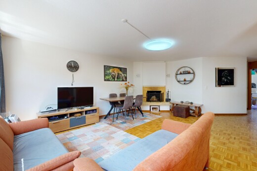 wohn- / esszimmer mit kamin, drywall, gipskartonwand, parquet floor, und fernseher