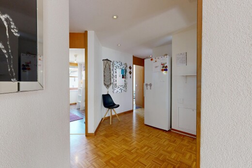 halle / korridor mit textured wall, strukturierte wand, einbauleuchten, parquet floor, und inside community