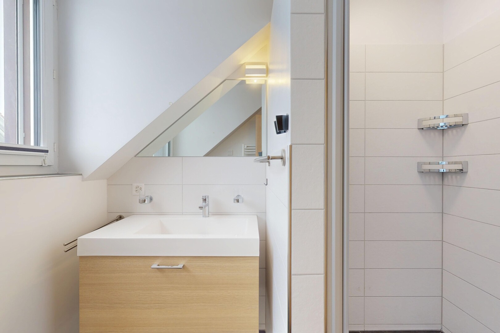 salle de bains avec lavabo (ou coiffeuse selon le contexte), inside property, miroir, douche, et salle de bain complète