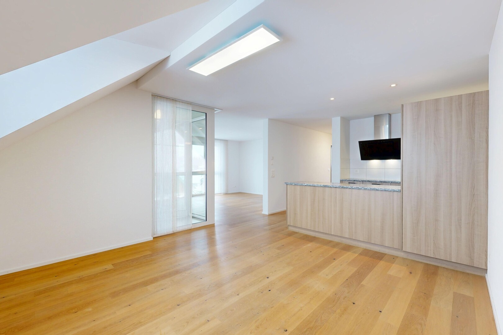pièce vide avec sol en finition bois, wood finish floor, lumière naturelle, natural light, et inside property
