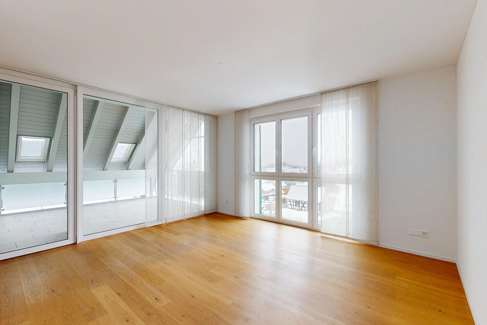 pièce vide avec sol en finition bois, wood finish floor, puits de lumière, lumière naturelle, et natural light