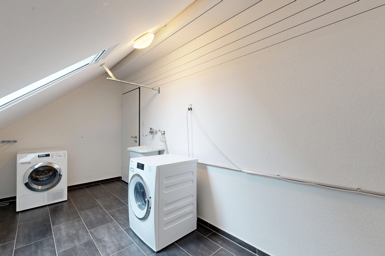 buanderie avec inside property, cloison sèche, drywall, buanderie, et lave-linge et sèche-linge séparés