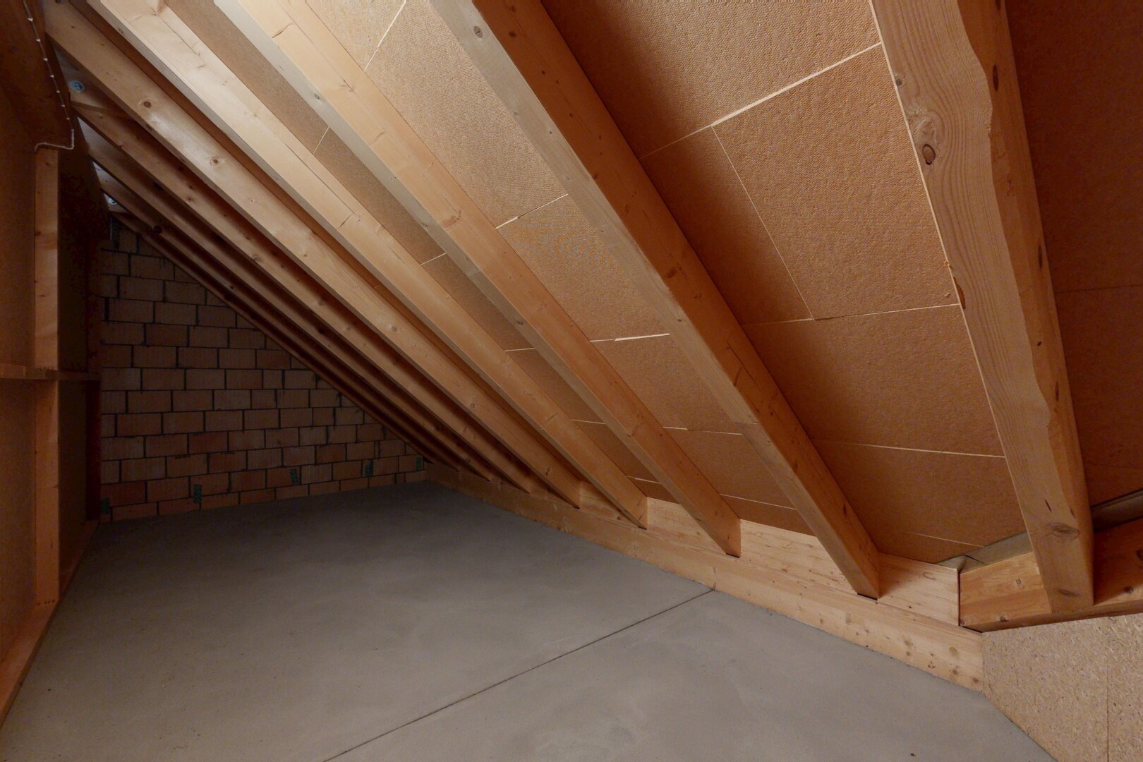 détails avec attic / basement / garage, attic, interior, floor, et sol en béton