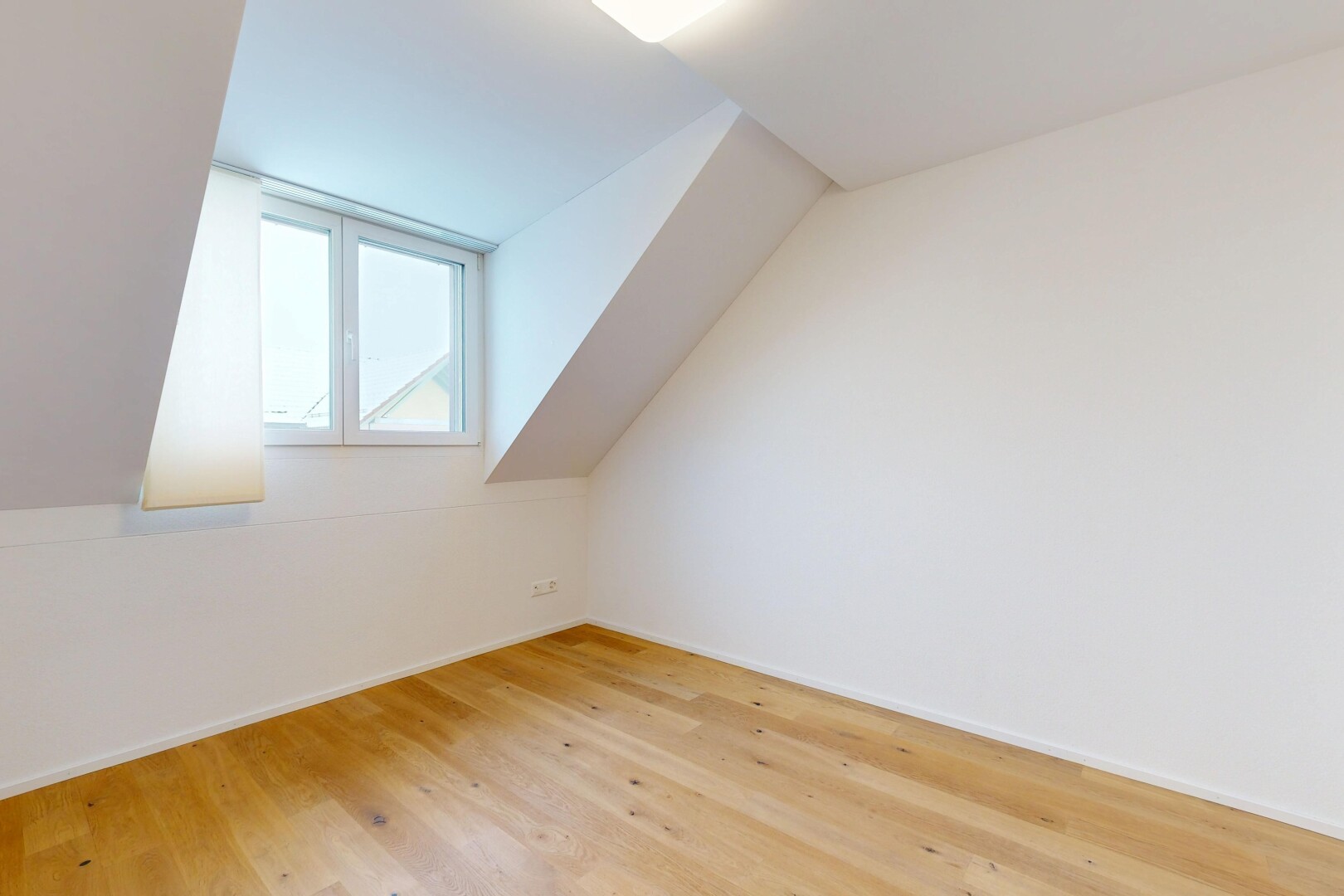 pièce vide avec cloison sèche, drywall, lumière naturelle, natural light, et sol en finition bois