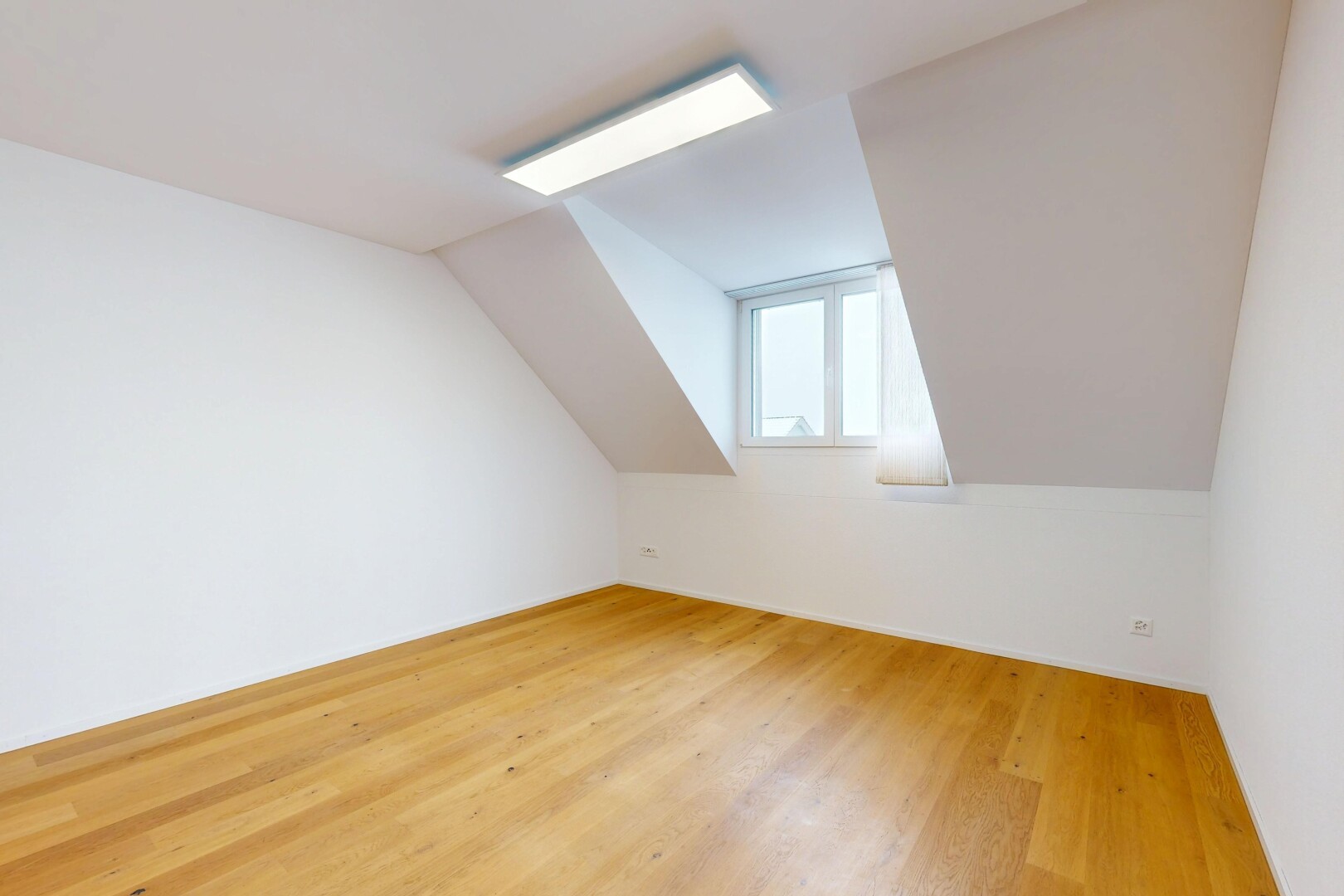 pièce vide avec sol en finition bois, wood finish floor, lumière naturelle, natural light, et cloison sèche